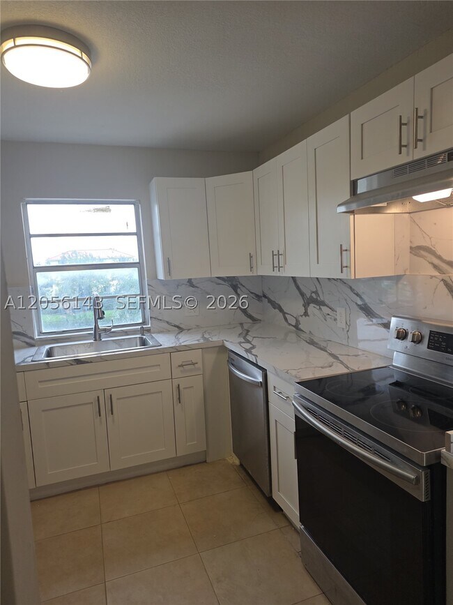 Foto del edificio - 2025 NE 164th St