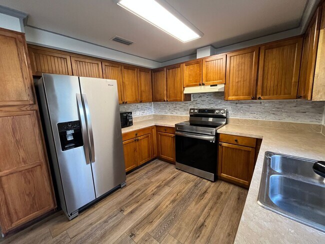 Foto del edificio - Spacious 3-Bedroom home with Huge Fenced Yard & Pole Barn – Live Oak, FL