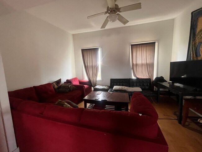 Foto del edificio - Bright and spacious three bedroom unit in ...