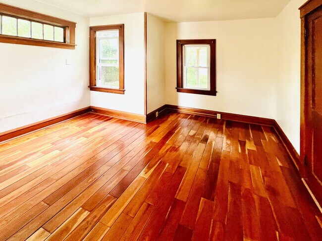 Building Photo - 5 Bedroom, 1.5 Bath Home near UVM (312 Col...