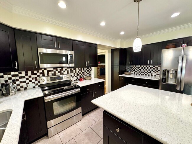 Foto del edificio - Beautifully updated home on large corner lot