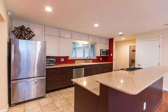 Building Photo - 1207 Fieldcrest Dr