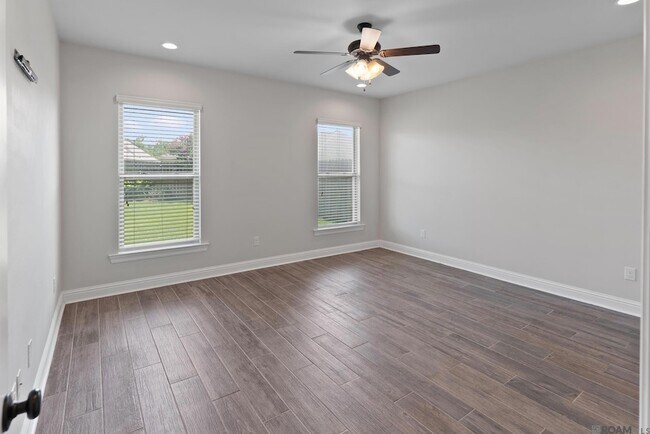 Foto del edificio - 439 Lake Breeze Dr