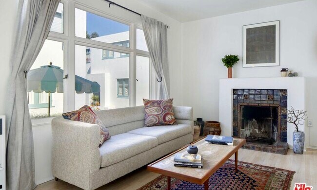 Living room - 140 Hollister Ave