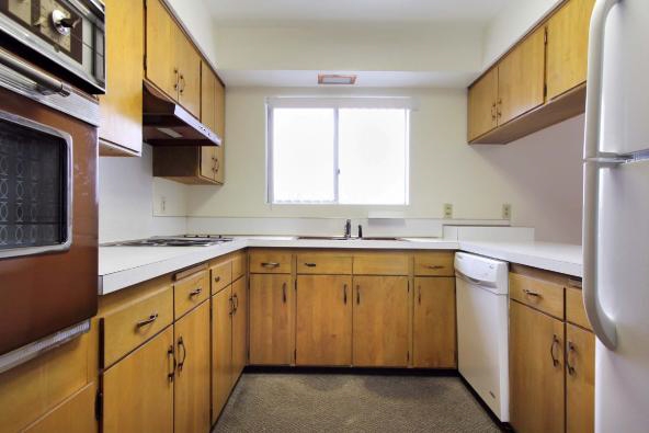 Kitchen - Royal Manor Apartments