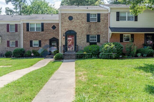 Foto del edificio - Spacious Townhome with Wood-Burning Fireplace, Large Deck & Storage Room , Convenient North Ridge...