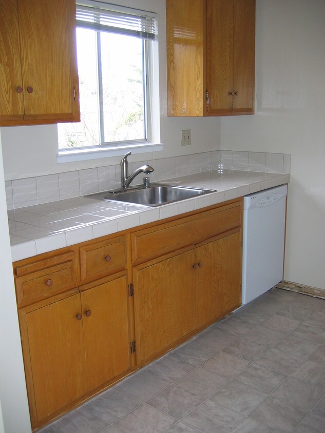 Building Photo - 220 College Ave