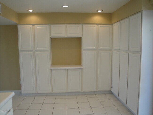 Building Photo - 6523 S La Corta Dr