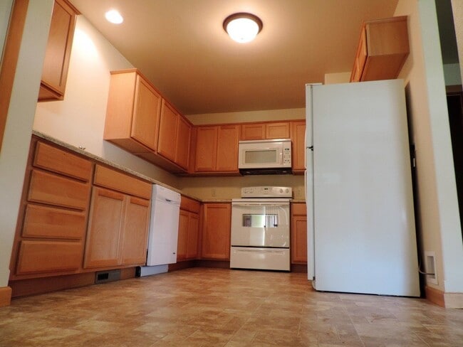 Building Photo - Spacious Duplex in Stanley, ND