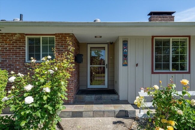 Building Photo - BEAUTIFUL THREE BEDROOM HOME WITH SWIMMING POOL