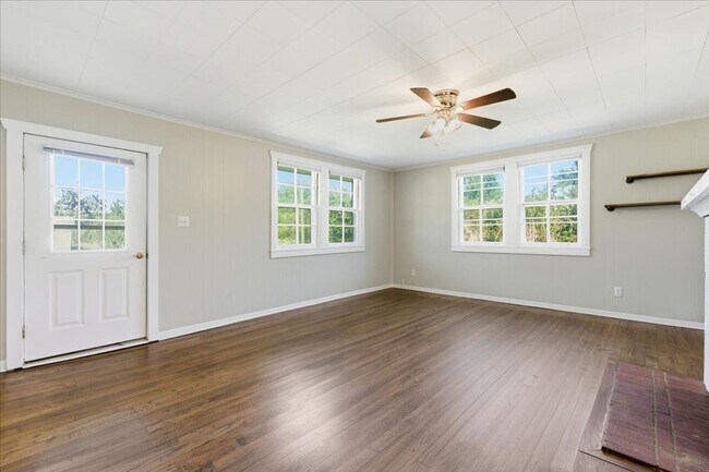 Foto del edificio - Charming 3-Bedroom Home with Large Fenced Yard in Richmond Hill!