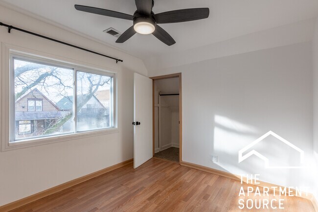 Building Photo - 2710 W Melrose St