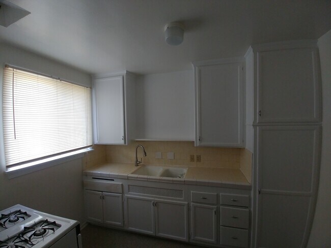 Building Photo - 418 E Freeland St