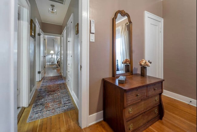 Hallway - 925 Parkview Ave