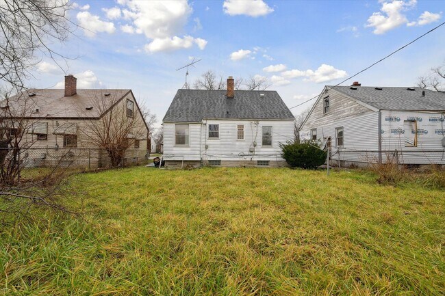 Building Photo - 3 Bedroom Bungalow - $1150 - REDUCED MOVE ...