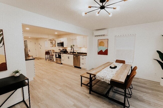 Foto del edificio - Fully Furnished! 3 Bedroom 1 Bath - Great ...