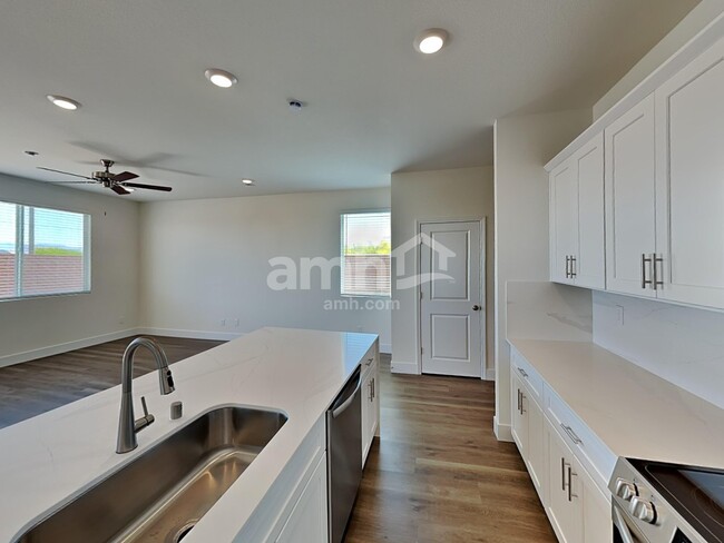 Building Photo - 5863 Vaes Dothrak St