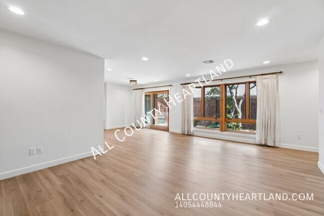 Foto del edificio - 9009 N May Ave