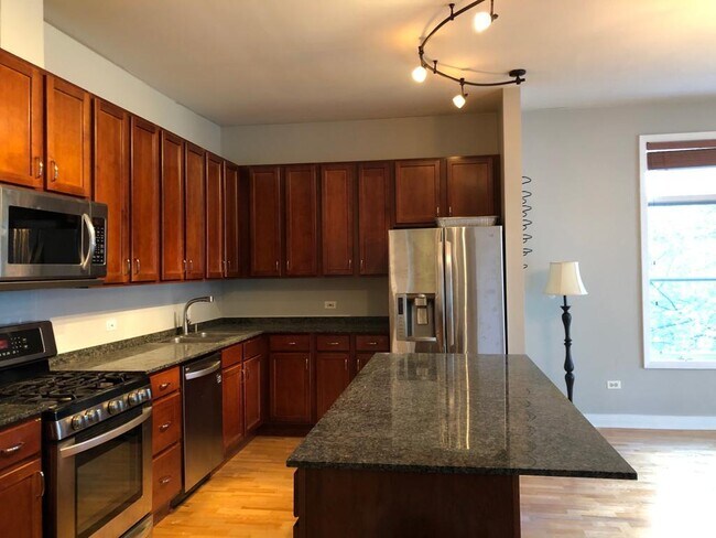 Expansive kitchen and island - 333 N Jefferson St