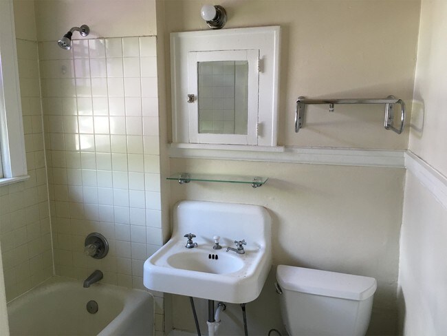 Building Photo - 1830 Park Dr