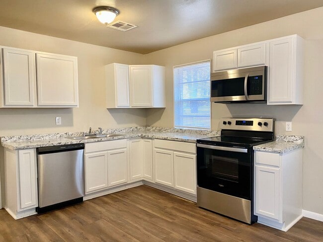 Building Photo - Cute Updated 2 bed 1 bath located in Bethany!