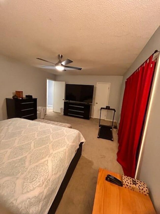 Foto del edificio - Stunning 3 bedroom/3 bathroom home with AMAZING lake view!