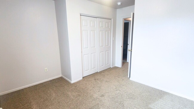 Building Photo - Large 4 bed duplex in Orchard Mesa