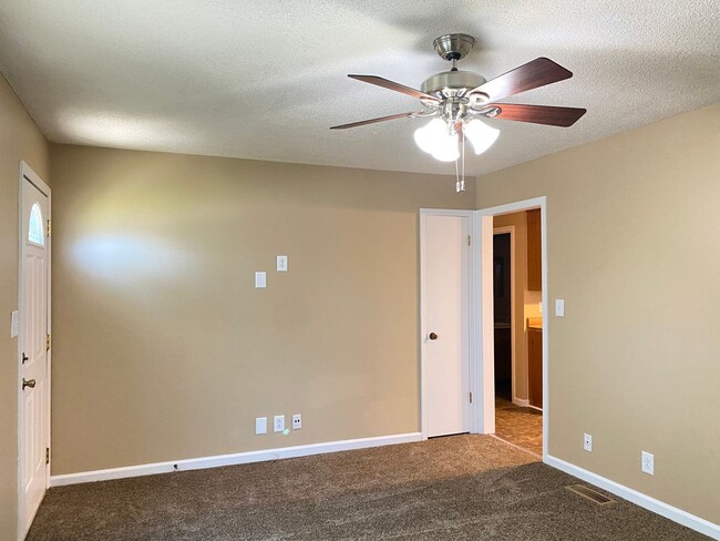 Building Photo - Great 3bdr/1.5ba Ranch Home detached garage! This one won't be here long!