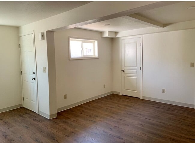 Building Photo - Awesome studio apt downtown with full kitc...