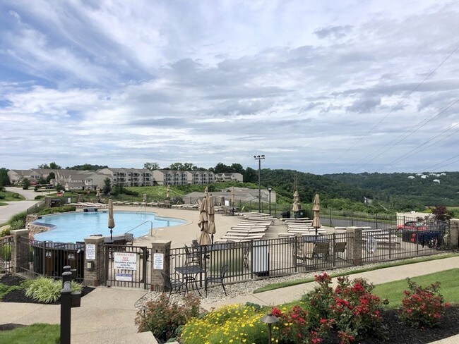 Building Photo - Immaculate and Spacious Rivers Breeze Condo!