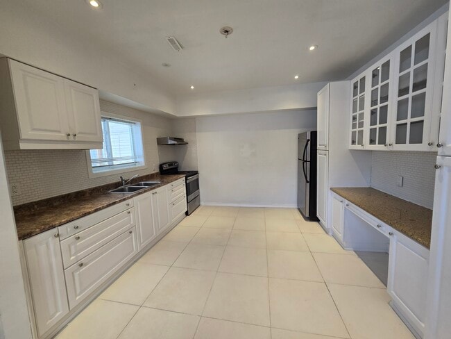 Building Photo - Stunning, very large two bedroom apt in St. Claire west ((St. Claire & Oakwood)) rarely available