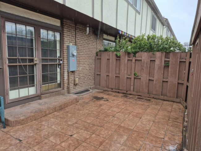 Building Photo - Townhome