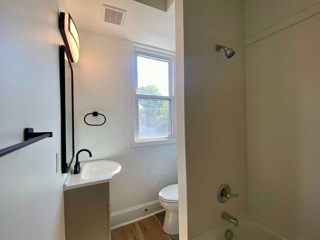Foto del edificio - PRE LEASE FOR AUGUST 2025 Newly Renovated ...