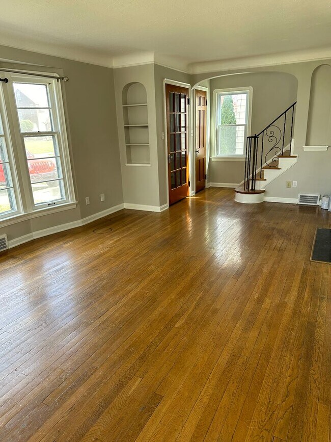 Building Photo - Updated home