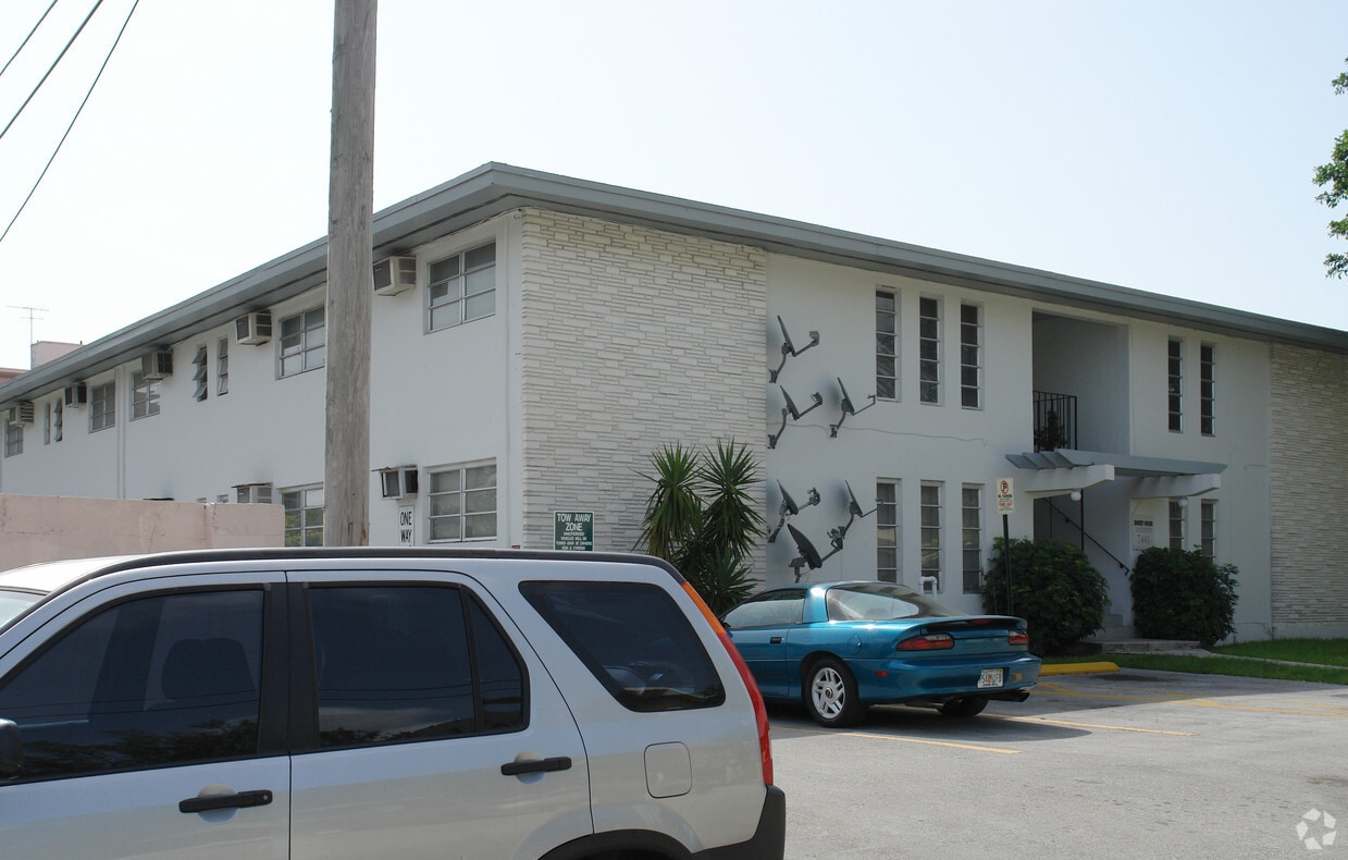 Building Photo - Sunset House Apartment
