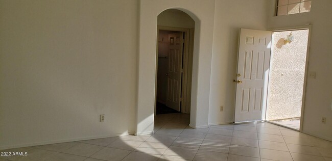 Foto del edificio - 5850 W Glenview Pl