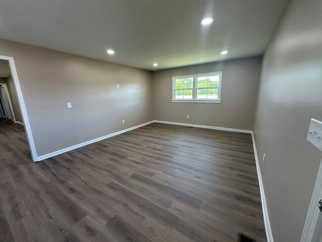 Building Photo - Newly Renovated Home in Shelbyville - 30 m...