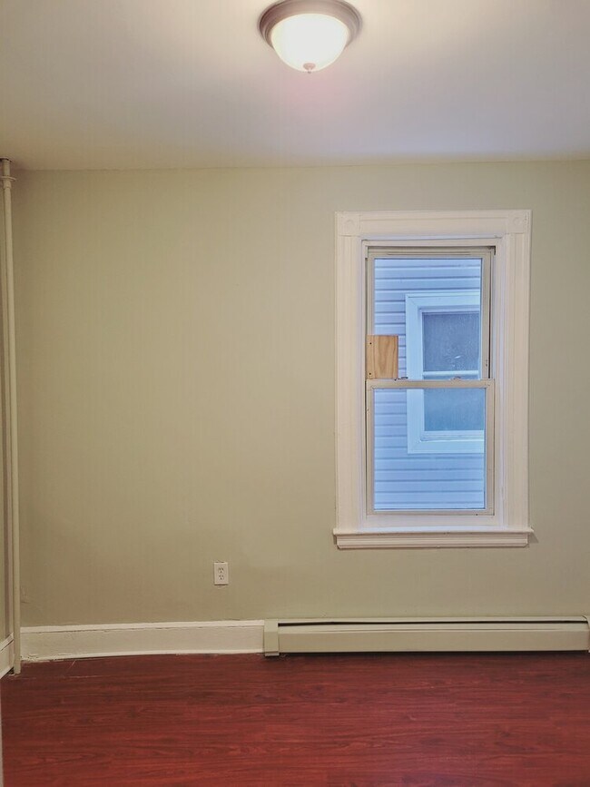 room - 28 N 19th St