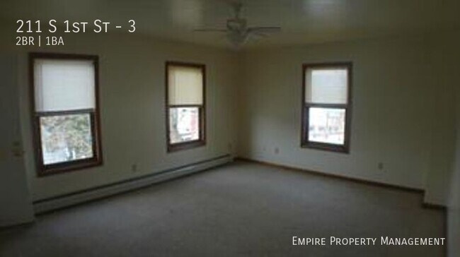 Building Photo - 3rd Floor: 2 Bedroom/ 1 Bathroom Apartment...