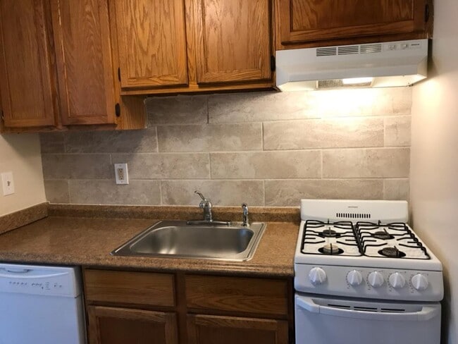 Building Photo - 4 Dean St Apt 4 Danbury CT 06810