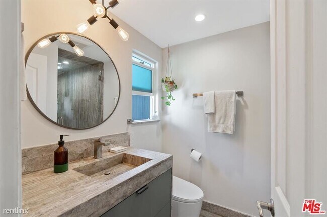 Foto del edificio - 4 br, 2 bath House - 6853 Farralone Ave