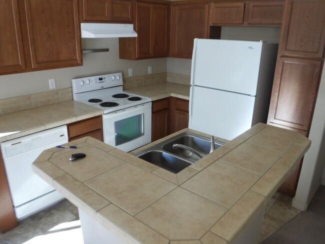 Building Photo - Conveniently Located 3 Bed/2.5 Bath Single...