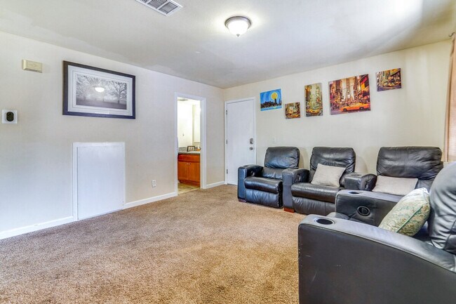 Building Photo - 110 Pasco Dr