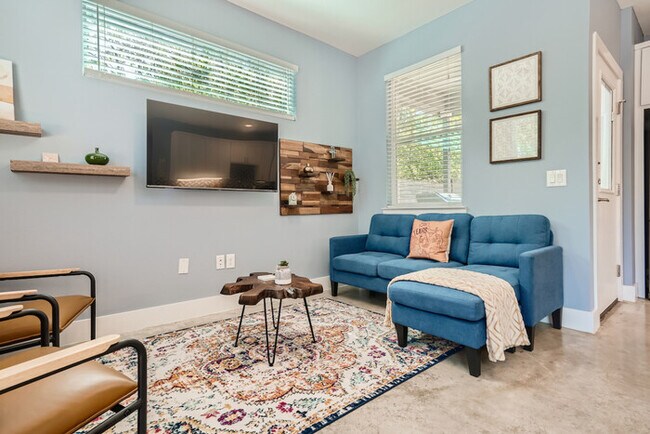 Foto del edificio - Casa de Ellie J. Newer home close to Downt...