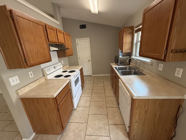Foto del edificio - Well Maintained One-Story in Westchase | No Carpet + New Pergola + Prime Location
