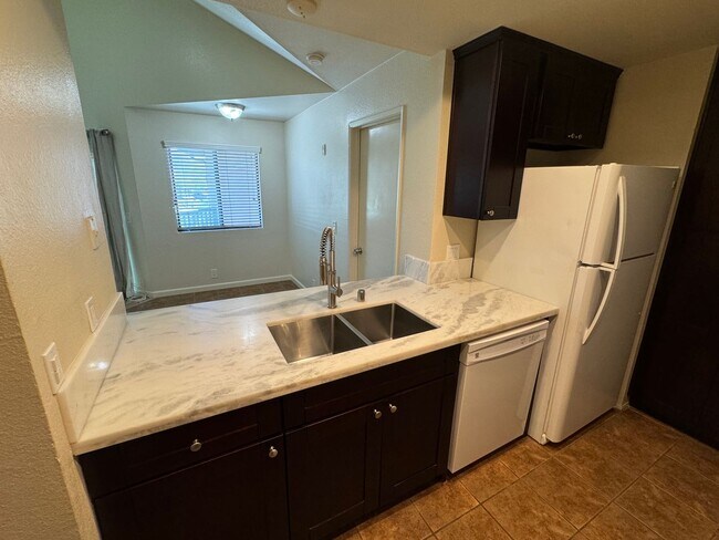 Building Photo - Beautiful 3 bedroom condo with views!