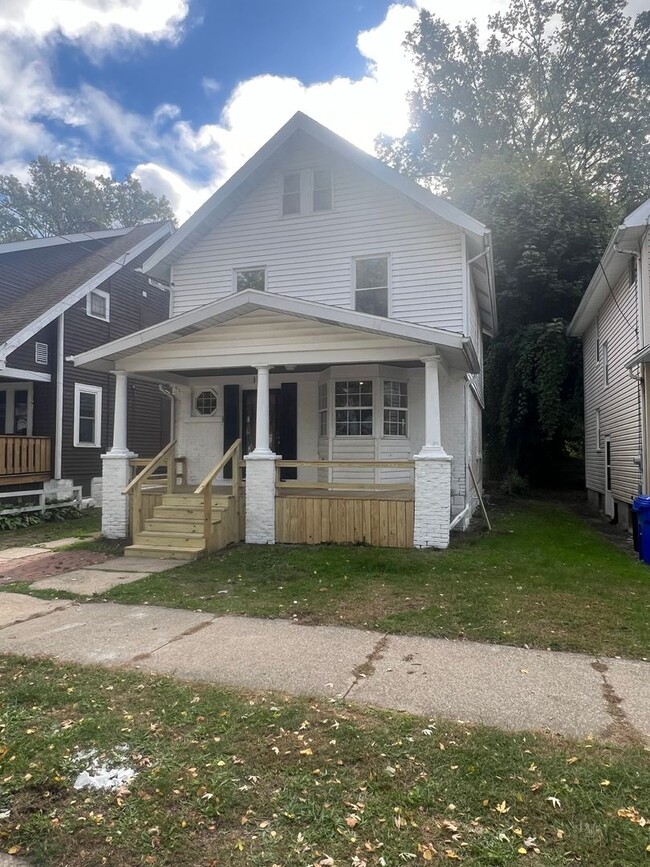 Building Photo - Large West Side 3 bedroom House