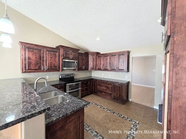 Foto del edificio - 1325 E Cowden Ave