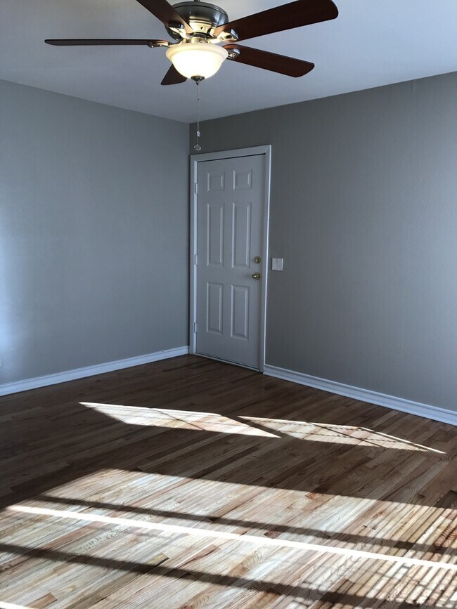Building Photo - 2 bed 1 bath near OL Slaton!
