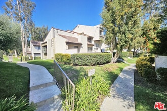 Building Photo - 5800 Owensmouth Ave